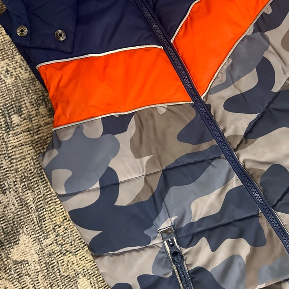 Mini Boden Blue Camouflage Puffer Hoodie Vest 8/9Y - Picture 2 of 7